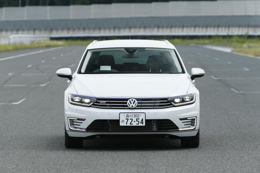  Volkswagen Passat Variant GTE 2017 года  (JP) (фото 4 из 5)